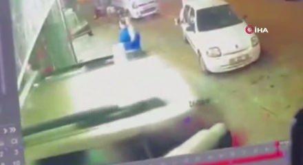 81 yaşındaki s&uuml;r&uuml;c&uuml; aracı yol kenarına park etmek isterken markete daldı