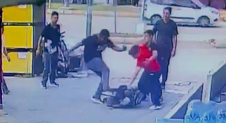Adana'da akran zorbalığı kamerada: Sokak ortasında tekme tokat d&ouml;v&uuml;p s&uuml;r&uuml;klediler