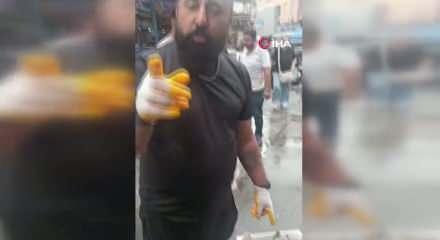 Adana'da i&ccedil;ler acısı manzara! Vatandaş kanalizasyona indi