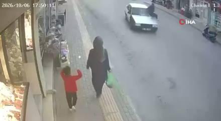 Bursa&rsquo;da yanlayan aracın &ccedil;arptığı yaya istifini bozmadı: Hi&ccedil;bir şey olmamış gibi y&uuml;r&uuml;d&uuml;!