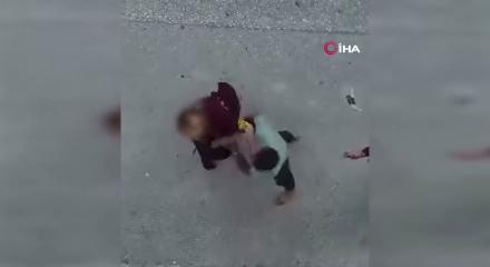 Cadde ortasında tartıştığı kadının boğazını sıktı yerde s&uuml;r&uuml;kledi! Eskişehir'den inanılmaz g&ouml;r&uuml;nt&uuml;ler