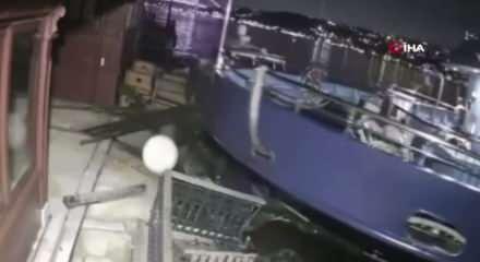 Derin Mermerci'nin Boğaz'da bulunan tarihi yalısına yolcu vapuru &ccedil;arptı