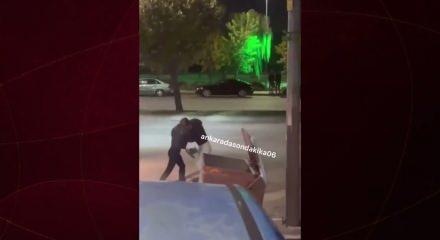 Gen&ccedil; kızların &lsquo;O benim erkek arkadaşım&rsquo; kavgası: Tekme ve tokatlar havada u&ccedil;uştu