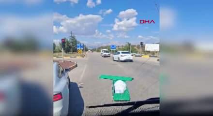Isparta'da seyir halindeki cenaze nakil aracından yola tabut d&uuml;şt&uuml;