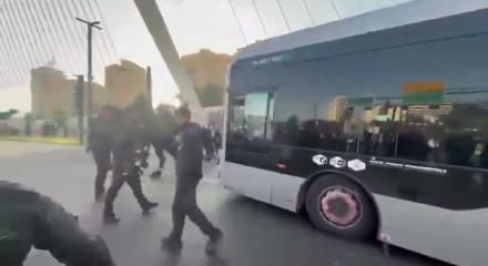 İsrail'de askerlik krizi b&uuml;y&uuml;yor! Harediler polisle &ccedil;atıştı