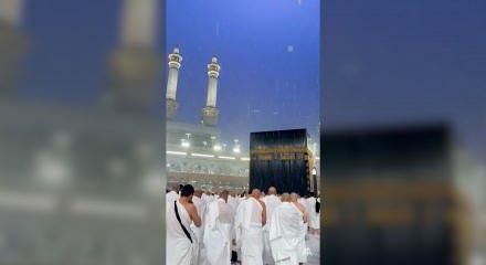 Kabe'de M&uuml;sl&uuml;manlar sağanak altında akşam namazı kıldı