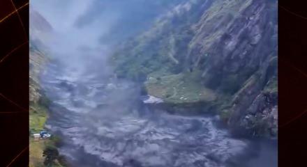 Nepal'de meydana gelen sel korkun&ccedil; g&ouml;r&uuml;nt&uuml;lere sahne oldu