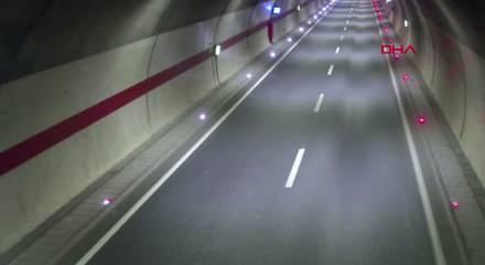 Beton mikserine &ccedil;arpan ara&ccedil; takla atıp alev aldı: Feci kaza anı kamerada!