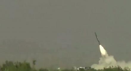 Pakistan'dan g&ouml;vde g&ouml;sterisi! Fatah-4 sahneye &ccedil;ıktı!