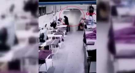 Zeytinburnu&rsquo;nda dehşet anları: Yıkılan binanın betonu yan at&ouml;lyeyi delip ge&ccedil;ti!