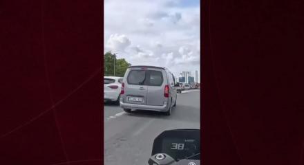  Hatalı s&uuml;r&uuml;c&uuml;den motosikletliye şoke eden tepki
