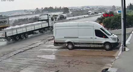 Antalya'da 17 kişinin yaralandığı midib&uuml;s kazası kamerada