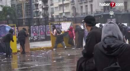 Arjantin'de binlerce kişi h&uuml;k&uuml;metin eğitimdeki b&uuml;t&ccedil;e kesintisini protesto etti