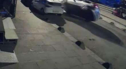 Arnavutk&ouml;y'de otomobil, park halindeki araca &ccedil;arpıp yan yattı