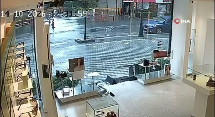 Beylikd&uuml;z&uuml;'nde şiddetli r&uuml;zgar d&uuml;kkanın cam kapısını kırdı