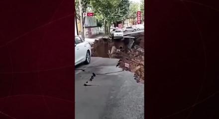 &Ccedil;in'de dev &ccedil;ukur 15 aracı b&ouml;yle yuttu: Korku dolu anlar kamerada
