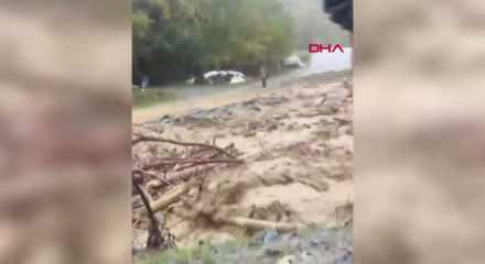 Erzincan&rsquo;da sağanak sele neden oldu; Erzurum kara yolu tek y&ouml;nl&uuml; ulaşıma kapatıldı