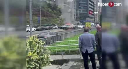 Ey&uuml;psultan'da park halindeki ara&ccedil; alevlere teslim oldu