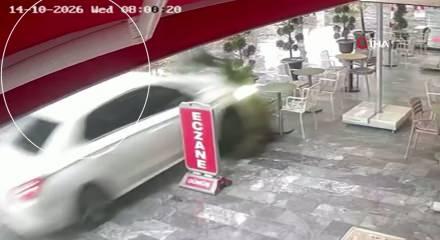 Sakarya'da kontrolden &ccedil;ıkan otomobil az kalsın faciaya neden oluyordu