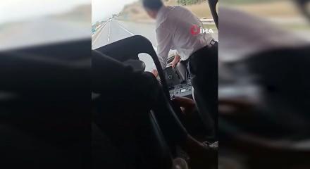 Bursa'da y&uuml;ksek hızda seyrederken şof&ouml;r değiştirdiler: Dehşet anları kamerada!