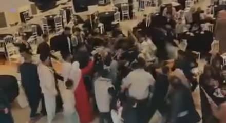 Halay pisti, ringe d&ouml;nd&uuml;: Tekme, yumruk ve sandalyeler havada u&ccedil;uştu