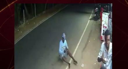 Hindistan'da feci kaza kamerada: Savrulan motosiklet yayaya &ccedil;arptı