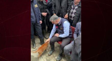 İ&ccedil;işleri Bakanı Mustafa &Ccedil;ift&ccedil;i&rsquo;den sel b&ouml;lgesinde y&uuml;rek ısıtan kare: Her can bize emanet
