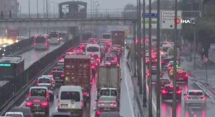İstanbul'da sabah saatlerinde trafik yoğunluğu yaşanıyor
