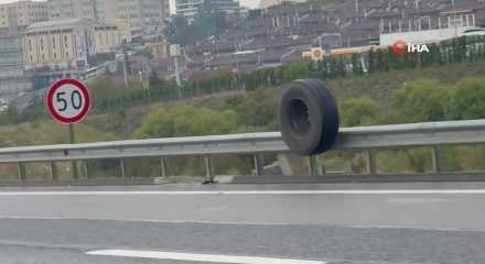 İstanbul'da tırdan kopan lastik trafikte tehlike sa&ccedil;tı