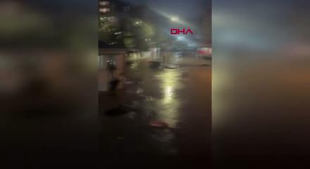İstanbul'da yağmurla beraber inanılmaz g&ouml;r&uuml;nt&uuml;ler: Ara&ccedil;lar s&uuml;r&uuml;klendi, mahsur kalanlar halatlarla kurtarıldı!