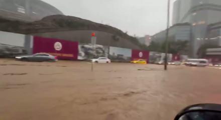 İstanbul'u sel aldı! Okullar tatil edildi, trafik fel&ccedil; oldu!