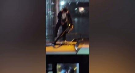 İstanbul'u sel aldı! Okullar tatil edildi, trafik fel&ccedil; oldu!