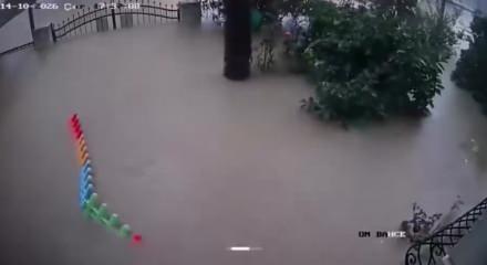 İstanbul'u vuran sağanağın dehşeti! Beykoz'da bah&ccedil;e 60 dakikada sulara g&ouml;m&uuml;ld&uuml;!