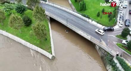 Kağıthane Deresi'nde korkutan manzara: Sulara g&ouml;m&uuml;len ara&ccedil; vin&ccedil;le &ccedil;ıkarıldı