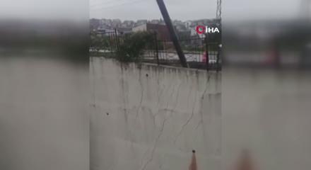 Kocaeli'de dev istinat duvarı birka&ccedil; saniyede yerle yeksan oldu! O anlar kamerada