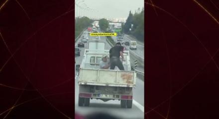 Otobandan akılalmaz g&ouml;r&uuml;nt&uuml;ler: Hareket halindeki kamyonet kasasında yumruklu kavga!