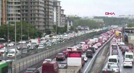 Megakent tam anlamıyla kilit! Yağmur bastırdı, İstanbul trafiği fel&ccedil; oldu!