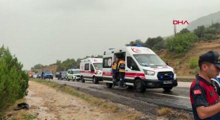 Mersin'de feci kaza! Minib&uuml;s bah&ccedil;eye yuvarlandı: 17 yaralı