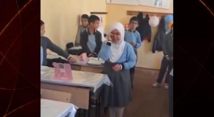 Okul formasını giydi, baş&ouml;rt&uuml;s&uuml; y&uuml;z&uuml;nden sınıfa alınmadı: Azerbaycan&rsquo;da y&uuml;rek yakan veda!