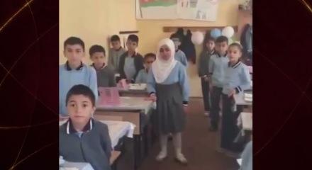 Okul formasını giydi, baş&ouml;rt&uuml;s&uuml; y&uuml;z&uuml;nden sınıfa alınmadı: Azerbaycan&rsquo;da y&uuml;rek yakan veda!
