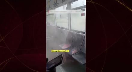 Metrob&uuml;ste akılalmaz olay: Seyir halindeyken tavanından kaynar su yağdı!