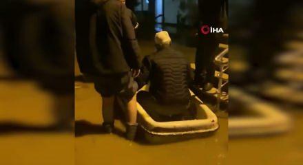 Sakarya'da namaz sonrası camide mahsur kalan imam ve cemaat botla taşındı