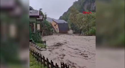 Sakarya'da sağanak nedeniyle dere kenarındaki iki katlı ev yıkıldı