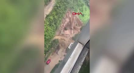 Sarıyer&rsquo;de sel sularının istinat duvarlarını yıkıp siteye dolduğu anlar kamerada