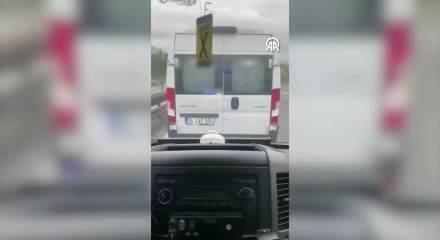 Servis aracı ambulansa dakikalarca yol vermedi: O anlar kamerada