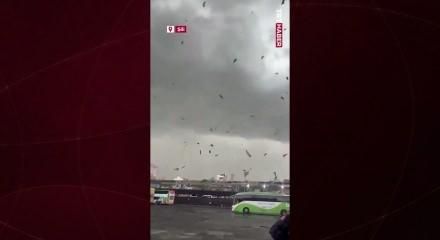 Şili'de kasırga: &Ccedil;atılar kağıt gibi havada savruldu