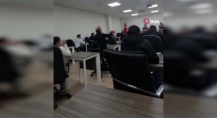 Şırnak'ta belediye meclisi, boks ringine d&ouml;nd&uuml;! &Ccedil;ıkan kavgada yumruklar havada u&ccedil;uştu