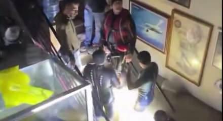 St&uuml;dyoda mahsur kalan Murat Boz, botla kurtarıldı