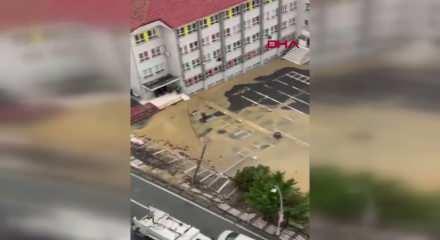 Sultangazi'de okulun istinat duvarı &ccedil;&ouml;kt&uuml;, facia ucuz atlatıldı