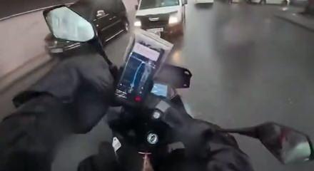 Trafikteki kurye isyanı kamerada: "Sinyal verince yol senin mi oluyor?"